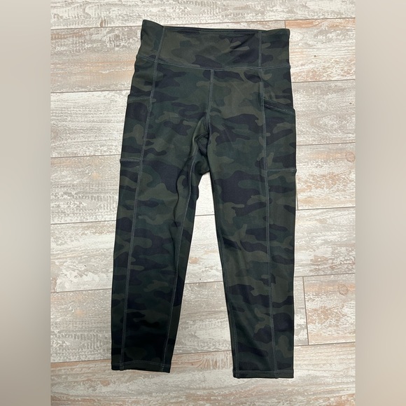 Gap Fit Kids Crop Camo Leggings Size Large - Picture 1 of 5